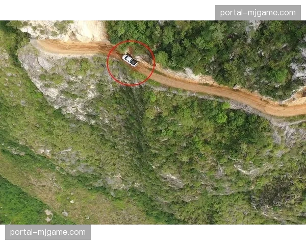 无人机镜头:车手在狭窄山脊线上骑行,一侧即是百米悬崖 无人机镜头:车手在狭窄山脊线上骑行,一侧即是百米悬崖