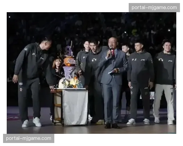 中场休息时，现场为退役名宿举办球衣致敬仪式