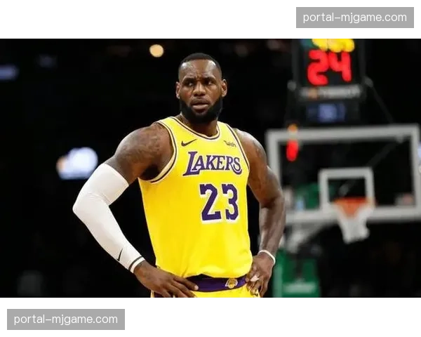 詹姆斯生涯总得分突破45000分大关,湖人主场不敌快船结束赛季。 詹姆斯生涯总得分突破45000分大关,湖人主场不敌快船结束赛季。